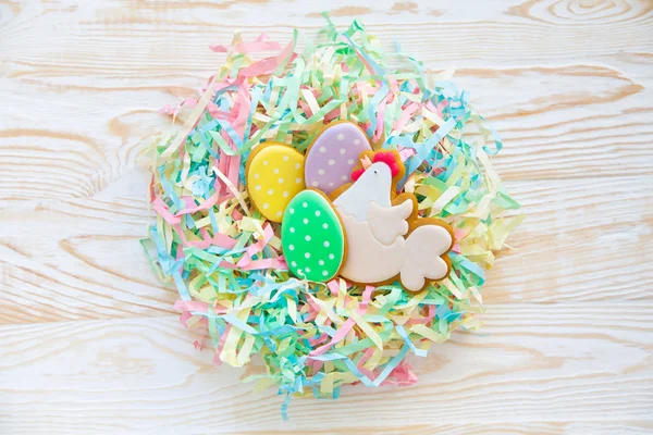Easter homemade gingerbread cookie. Bird's nest Easter made from — Stock Photo, Image