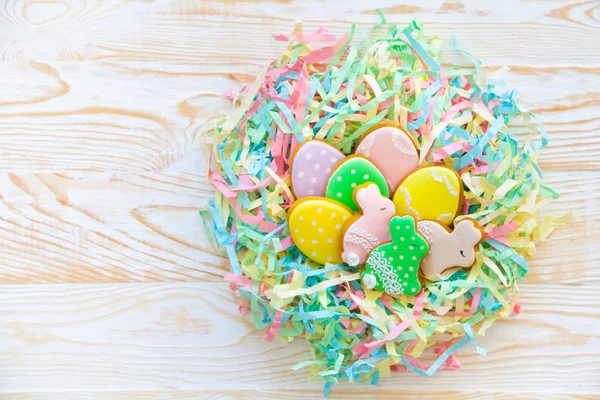 Easter homemade gingerbread cookie. Bird's nest Easter made from — Stock Photo, Image