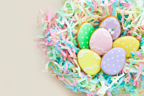 Osterhausgemachte Lebkuchen. Vogelnest-Ostern aus — Stockfoto