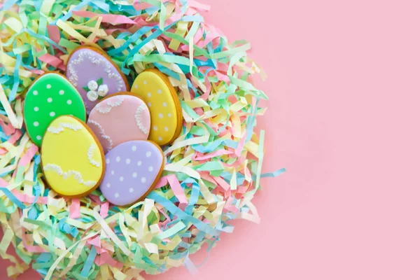 Easter homemade gingerbread cookie. Bird's nest Easter made from — Stock Photo, Image