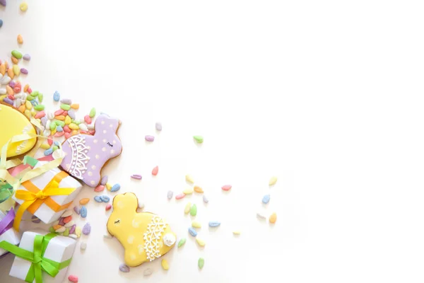 庆祝复活节的糖果 姜饼形状的复活节兔子和复活节蛋 白色和彩色背景顶部视图复制空间 — 图库照片