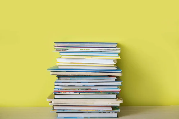 Дитячі Книжки Лежать Книжковій Полиці — стокове фото