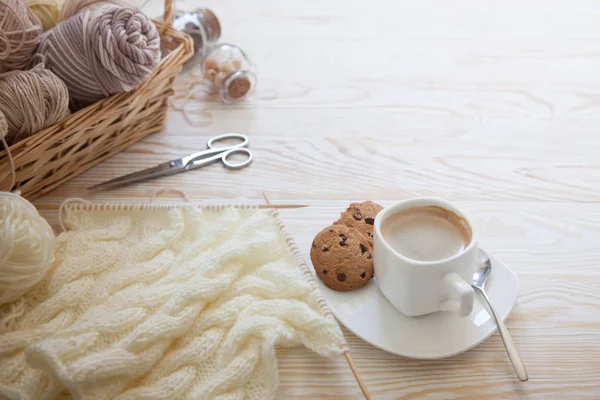 Hilo Beige Marrón Gris Blanco Fondo Madera Envejecida Agujas Punto —  Fotos de Stock