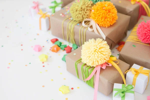 Gekleurde geschenkdozen met kleurrijke linten en pompon. witte backg — Stockfoto