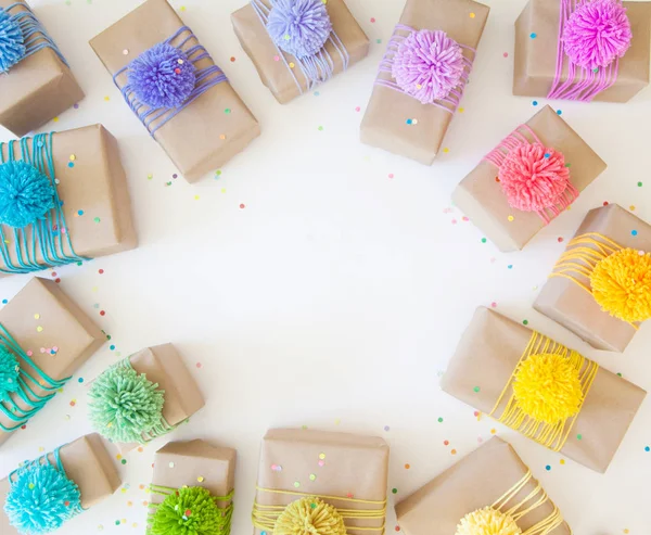Caixas de presente coloridas com fitas coloridas e pompon. backg branco — Fotografia de Stock