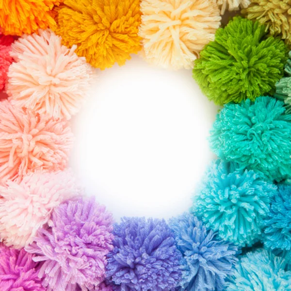 Pompons de fios coloridos. Fundo branco. Cores brilhantes . — Fotografia de Stock