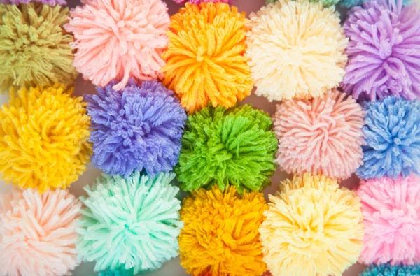 Pompons de fios coloridos. Fundo branco. Cores brilhantes . — Fotografia de Stock