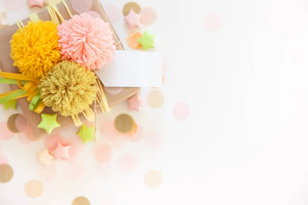 Gekleurde geschenkdozen met kleurrijke linten en pompon. witte backg — Stockfoto