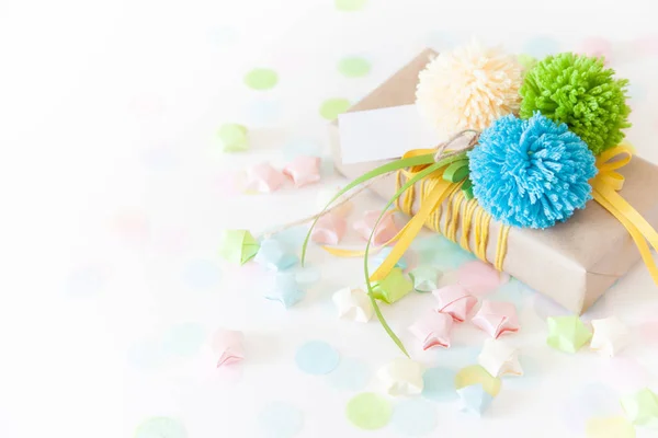 Χρωματισμένα κιβώτια δώρων με πολύχρωμες κορδέλες και φούντα. λευκό backg — Φωτογραφία Αρχείου