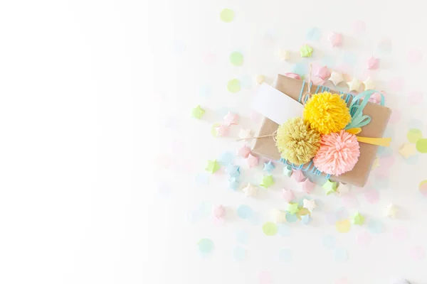 Caixas de presente coloridas com fitas coloridas e pompon. backg branco — Fotografia de Stock
