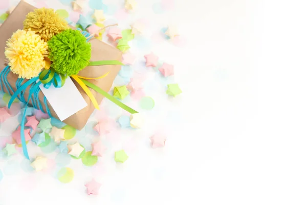 Caja de regalo para cumpleaños o Navidad. Fondo blanco. Pompa de color —  Fotos de Stock