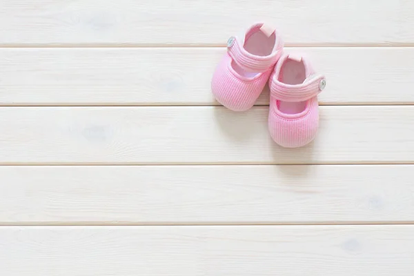 为新生女孩准备的儿童鞋。粉红色。背景轻的惠特 — 图库照片