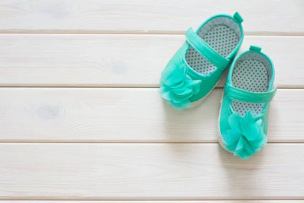 Zapatos de niño para una niña recién nacida. Turquesa. Luz de fondo — Foto de Stock
