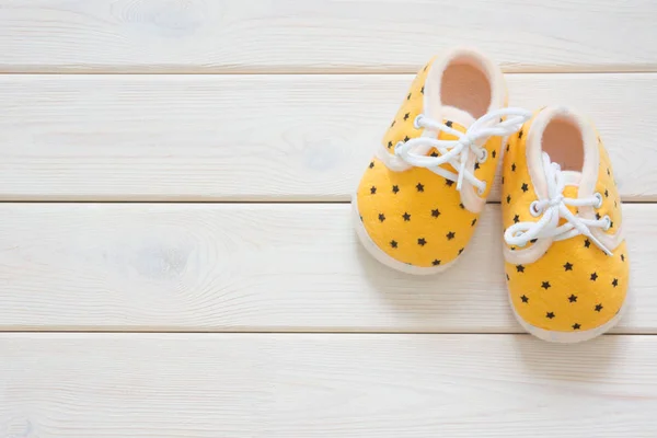 Sapatos infantis para uma menina recém-nascida. Amarelo. Luz de fundo wh — Fotografia de Stock