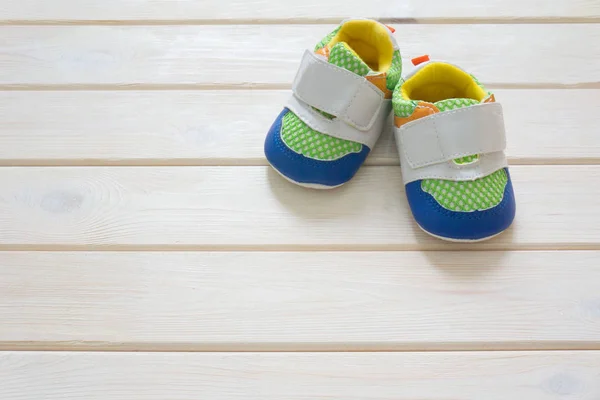 Zapatos de niño para un niño recién nacido. Colorido. Luz de fondo w — Foto de Stock
