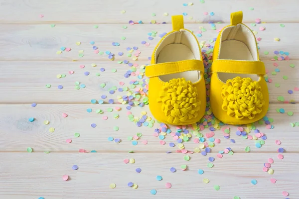 Dětské boty pro novorozence dívku. Žluté. Pozadí světle wh — Stock fotografie