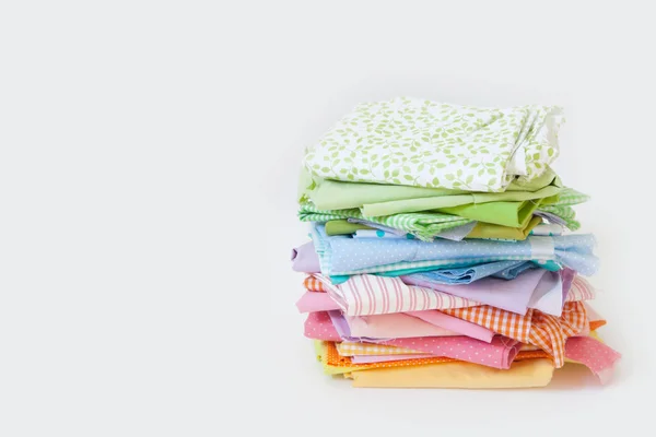 Os tecidos de costura de algodão coloridos são empilhados. Agulha, centímetro um — Fotografia de Stock