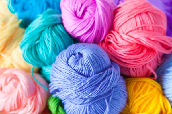 Fio de algodão colorido para tricotar em uma cesta. Isolar . — Fotografia de Stock
