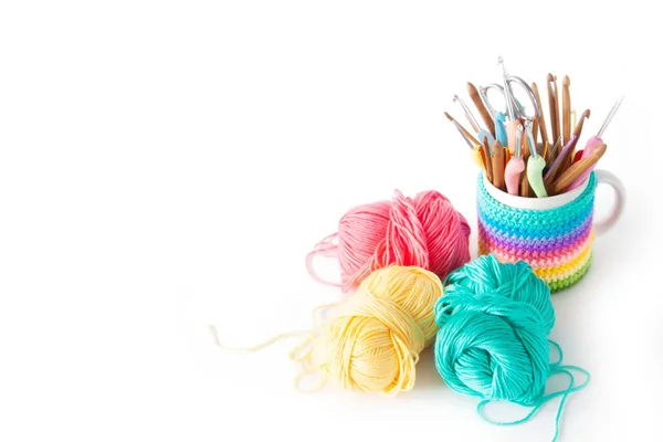 バスケット編むことのための色のコットン糸。分離. — ストック写真