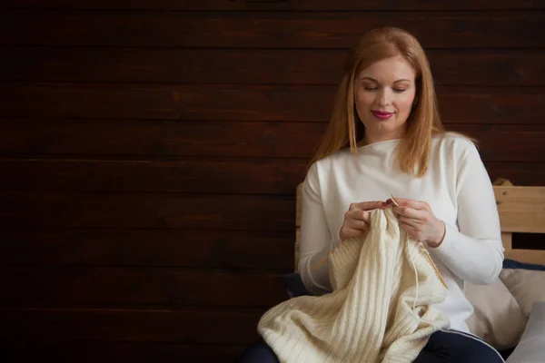 那个女人编织羊毛衣服。针织针。特写。纳图 — 图库照片