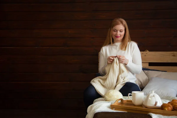 那个女人编织羊毛衣服。针织针。特写。纳图 — 图库照片