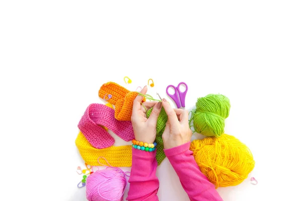 Ženy háčkování a pletení z barevné příze. Pohled shora. — Stock fotografie