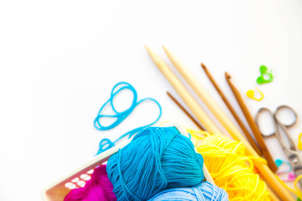 Цветные клубки пряжи. Вид сверху. Радужные цвета. Все коло
