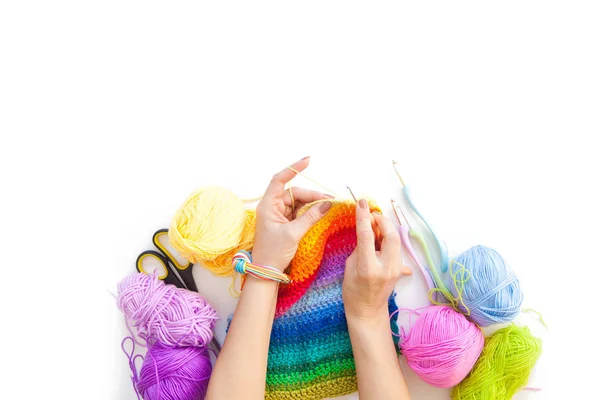 Frauen häkeln und stricken aus farbigem Garn. Blick von oben. — Stockfoto