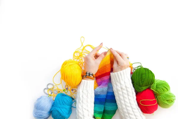 Vrouwen haken en breien van gekleurde garens. Van bovenaf bekijken. — Stockfoto