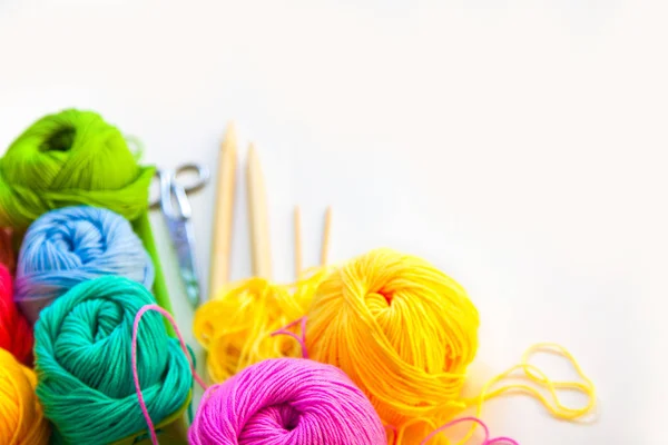 Colored balls of yarn. View from above. Rainbow colors. All colo — Stock Photo, Image