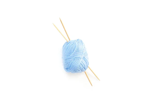 Modré příze pro pletení. Bílé pozadí. — Stock fotografie