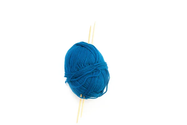 Голубая пряжа для вязания. Белый фон . — стоковое фото
