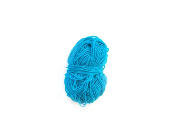 Голубая пряжа для вязания. Белый фон . — стоковое фото