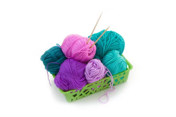 Fils de couleur pour tricoter dans le panier. Aiguilles à tricoter. Isoler — Photo