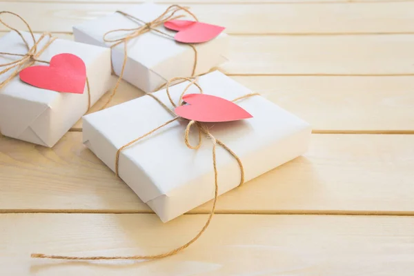 Cajas de regalo blancas sobre un fondo de madera clara. Regalos para Valent —  Fotos de Stock