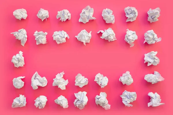 Hojas arrugadas de bola de papel blanco. Un montón de papel de basura. Rosa — Foto de Stock