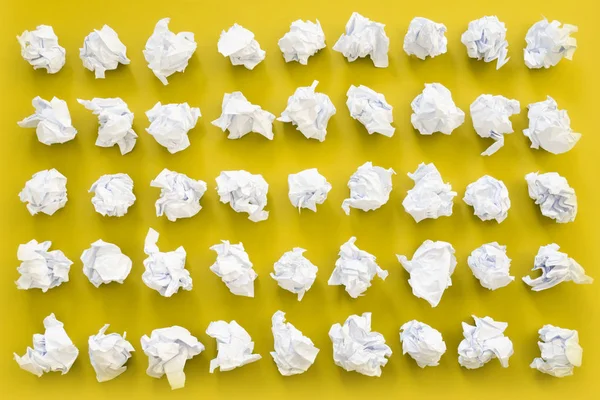 Hojas arrugadas de bola de papel blanco. Un montón de papel de basura. Yello. — Foto de Stock