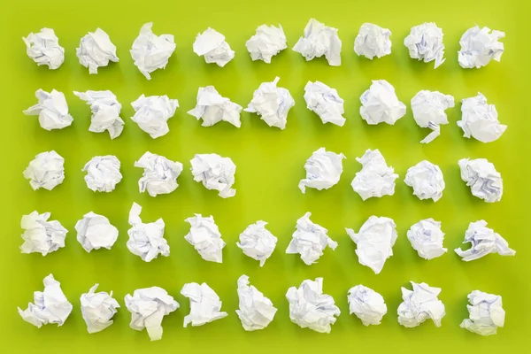 Hojas arrugadas de bola de papel blanco. Un montón de papel de basura. Verde — Foto de Stock