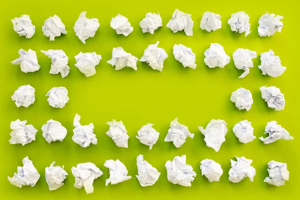 Hojas arrugadas de bola de papel blanco. Un montón de papel de basura. Verde — Foto de Stock