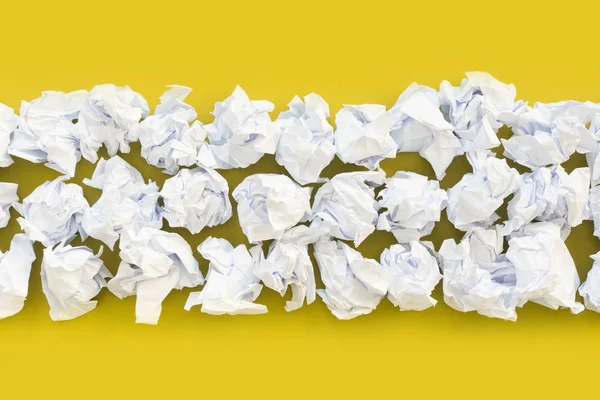 Hojas arrugadas de bola de papel blanco. Un montón de papel de basura. Yello. — Foto de Stock