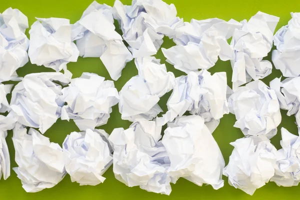 Hojas arrugadas de bola de papel blanco. Un montón de papel de basura. Verde —  Fotos de Stock