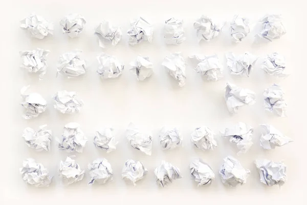 Hojas arrugadas de bola de papel blanco. Un montón de papel de basura. Blanco — Foto de Stock