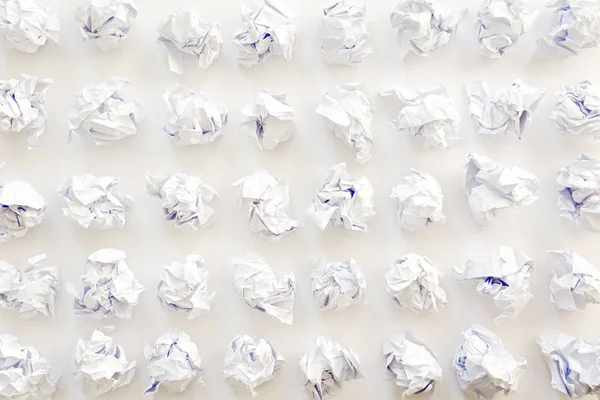 Hojas arrugadas de bola de papel blanco. Un montón de papel de basura. Blanco —  Fotos de Stock