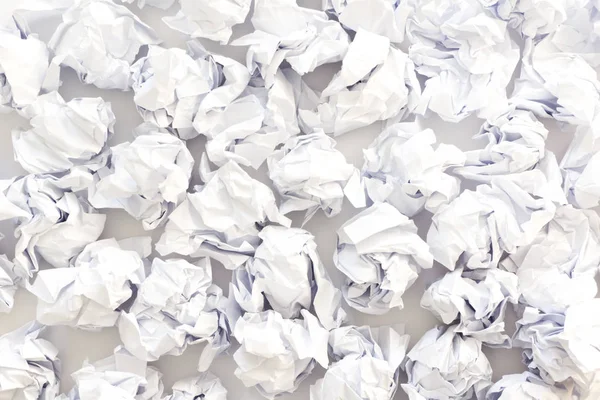 Hojas arrugadas de bola de papel blanco. Un montón de papel de basura. Blanco — Foto de Stock