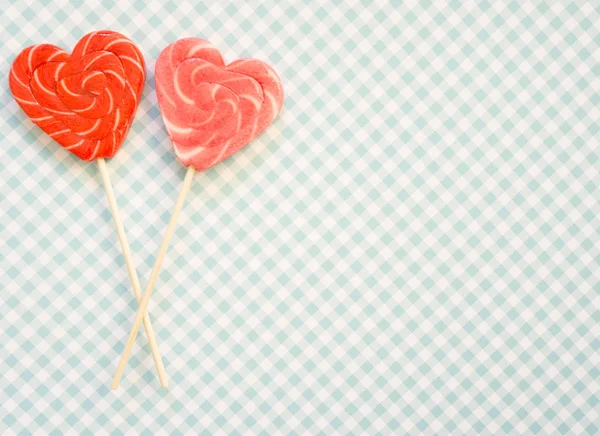 두 개의 사탕 막대기에는 빨간색과 분홍색. 롤리팝의 형태로 — 스톡 사진