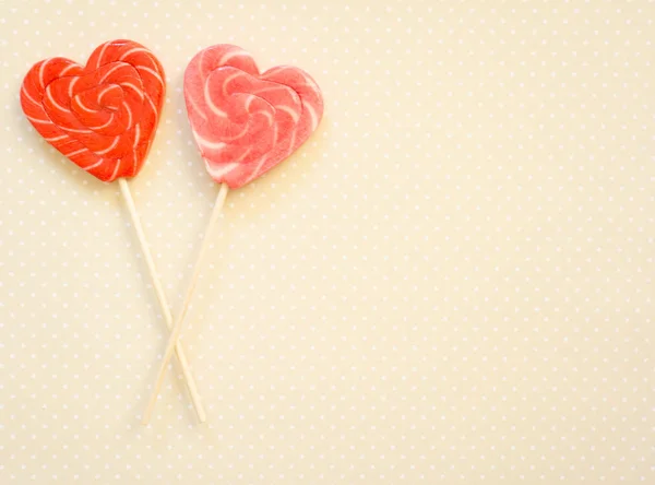 İki şeker bir çubuk üzerinde kırmızı ve pembe. Lolipop şeklinde — Stok fotoğraf