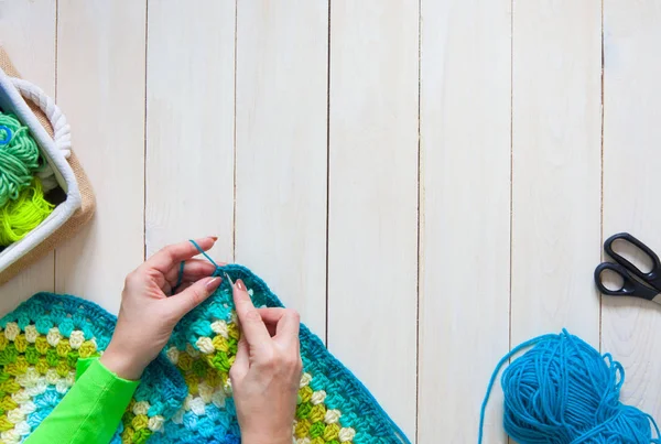 Mani femminili che lavorano a maglia con lana a colori, vista dall'alto — Foto Stock