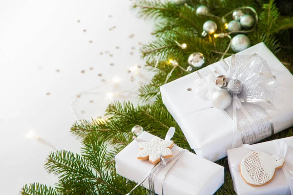 Fondo decorativo de Navidad con ramas de abeto, conos, plata — Foto de Stock