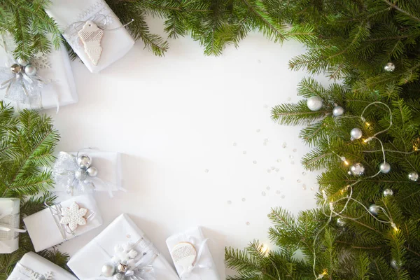 Sfondo decorativo natalizio con rami di abete, coni, argento — Foto Stock