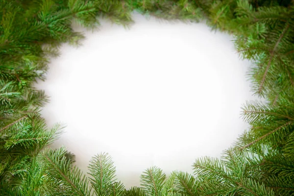 Χριστουγεννιάτικο κύκλο πράσινο πλαίσιο απομονώνονται σε λευκό φόντο. G — Φωτογραφία Αρχείου